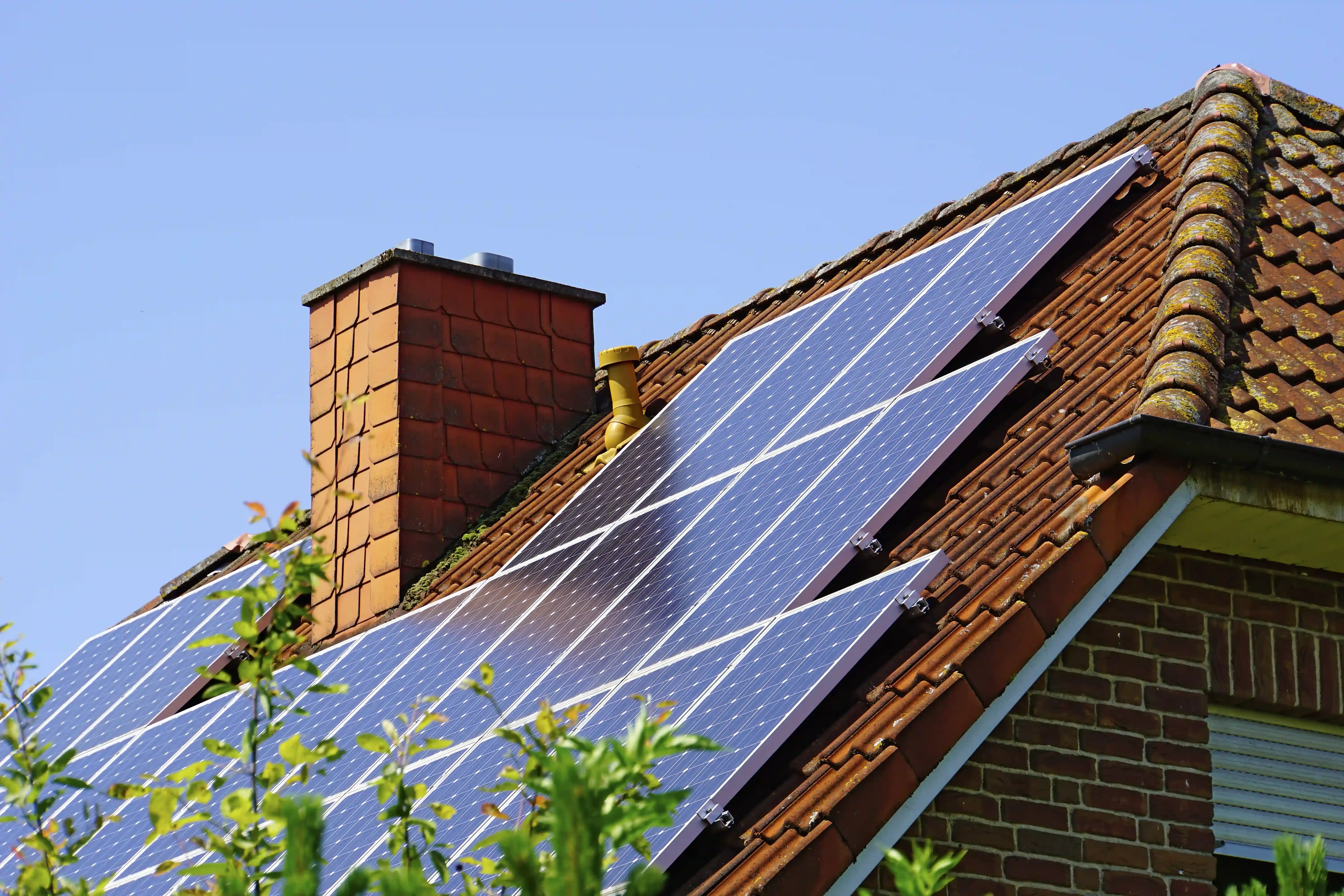 Zonnepanelen installatie op traditioneel dak